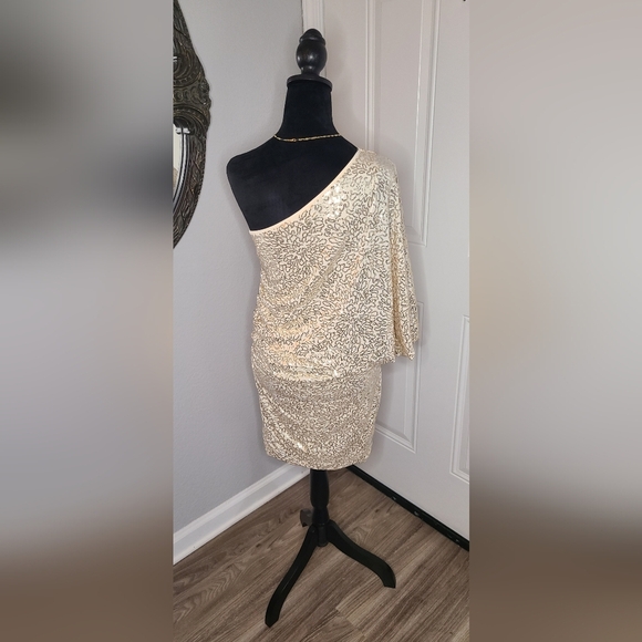 Umgee Gold sequence Off the Shoulder dress - Picture 3 of 6